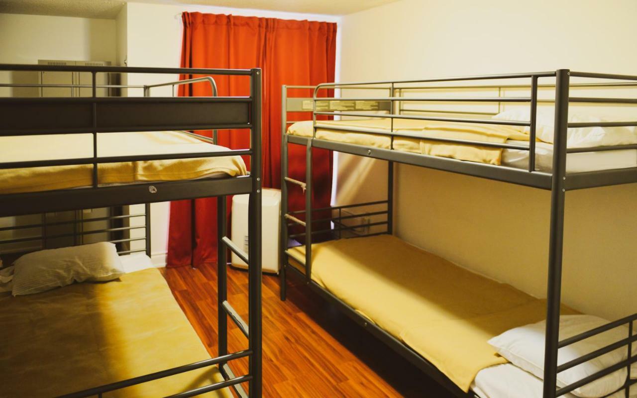 Kensington College Backpackers Hostel Торонто Хотелски Легла снимка